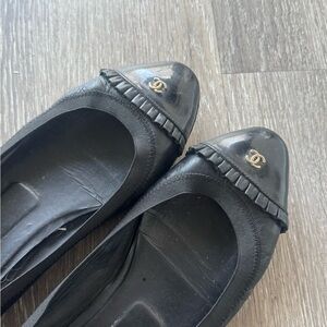 CHANEL vintage Black ballet Flats with Gold Logo Accent